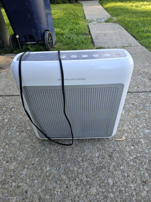 Coway Airmega Air purifier  in Excellent condition. 
120 V  60 Hz 82 W 1.O a

It's that Izzy 
Izzy's 💥 Deals