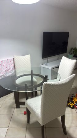 Free Dining table with 3 chairs / Mesa de comedor con 3 sillas gratis