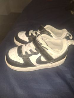 Nike (black no white) size 8c