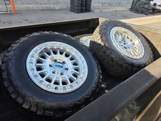 18" KMC w/ BfGoodrich  KO2 tires