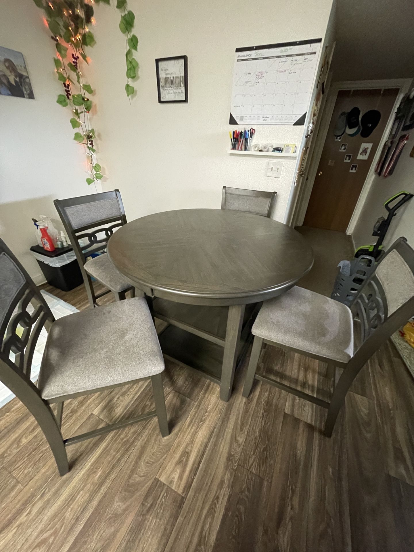 Round dining table, 4 seat