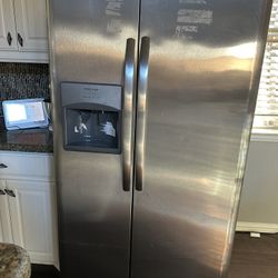 Frigidaire Side-by-Side Refrigerator – Model FFSS2615TS5