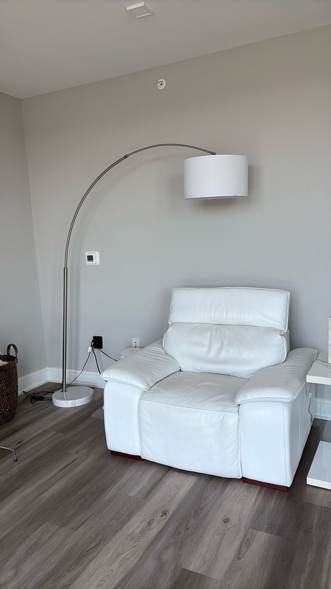 White Floor Lamb (adjustable)