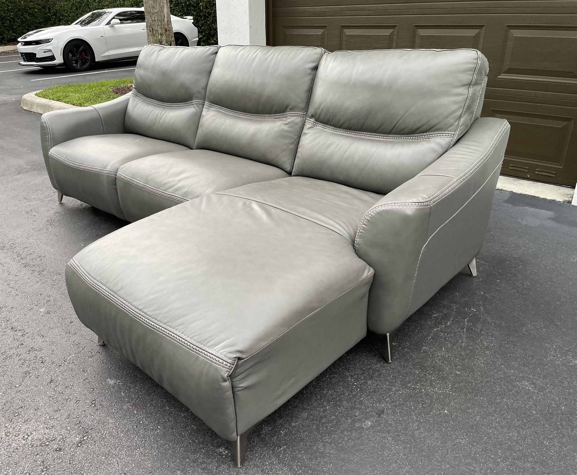 🛋️ Sectional Couch/Sofa - LIKE NEW - Leather - Delivery Available 🚛