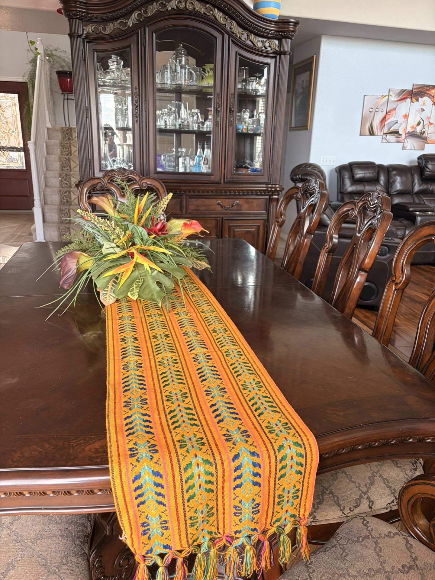 Mesa Con 8 Sillas Y Su Gabinete