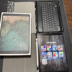 iPad Air 10.5 With Cases And Keyboard