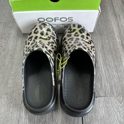 OOFOS Oocloog Limited Edition Cheetah Leopard Print Comfort