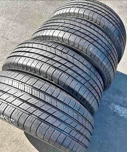 225 60 17 Michelin tires Con 80% de Vida Las 4