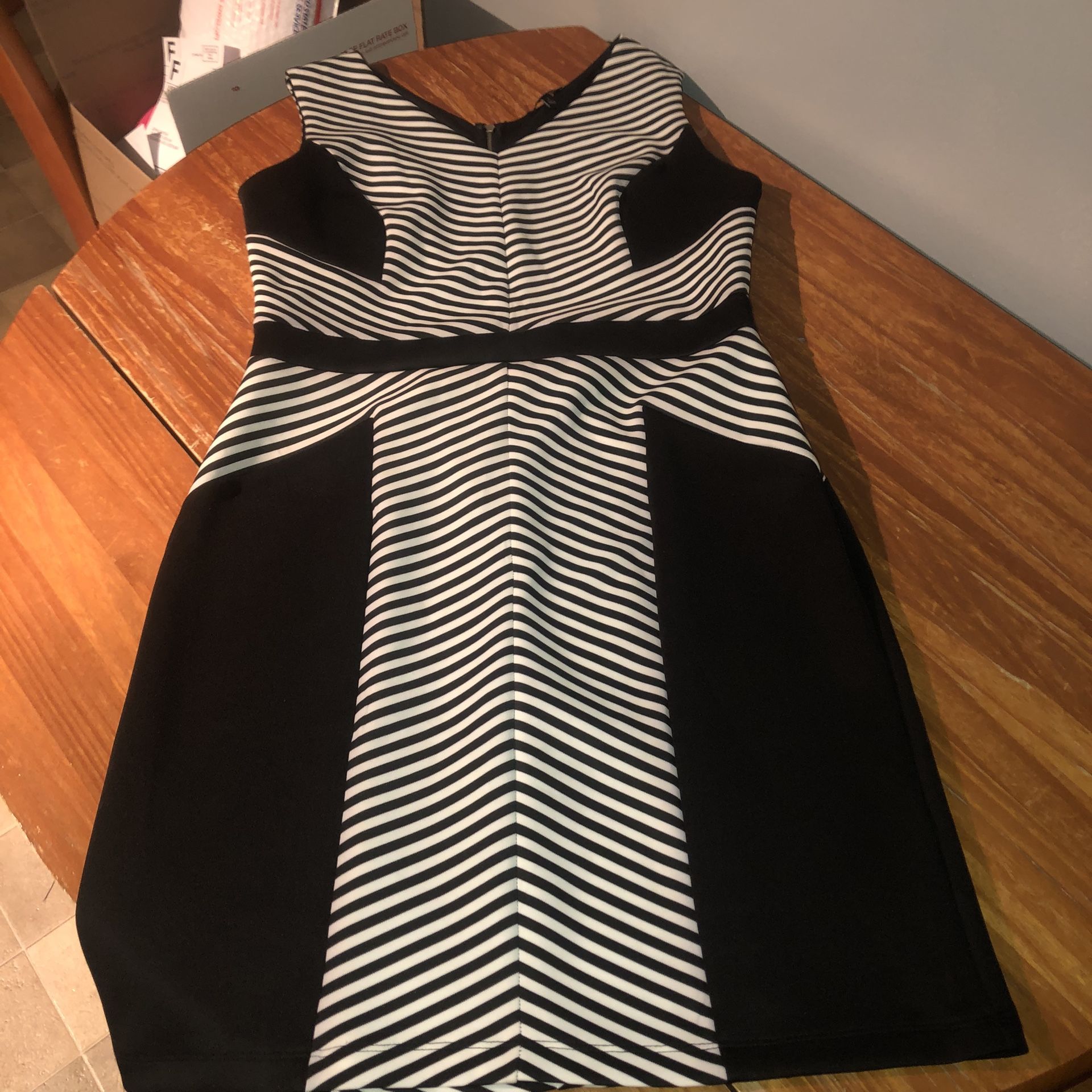 Sami & Jo Size Large Black And White Dress 