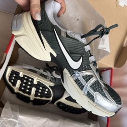 NIKE V2K (size 9 men)