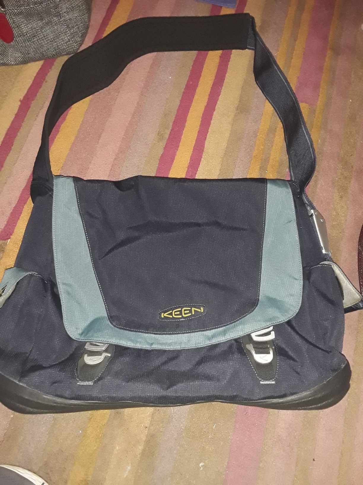 Keen shoulder bag