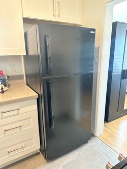 Insignia Top-Freezer Refrigerator Dark Stainless