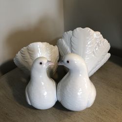 LLADRO COUPLE OF DOVES KISSING FIGURINE