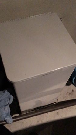 Metal trash can 24 gallon white