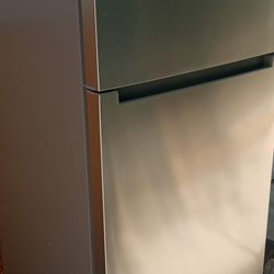 NEW GE STAINLESS STEEL REFRIGERATOR FREEZER