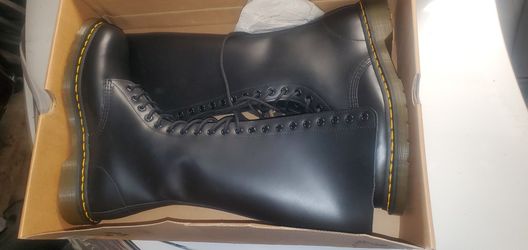 New Doc Martins 20 Hole Boots. Size9 In Men 10 In Women.