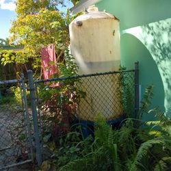 250 Gal. Vertical Liquid Tank . Heavy Duty