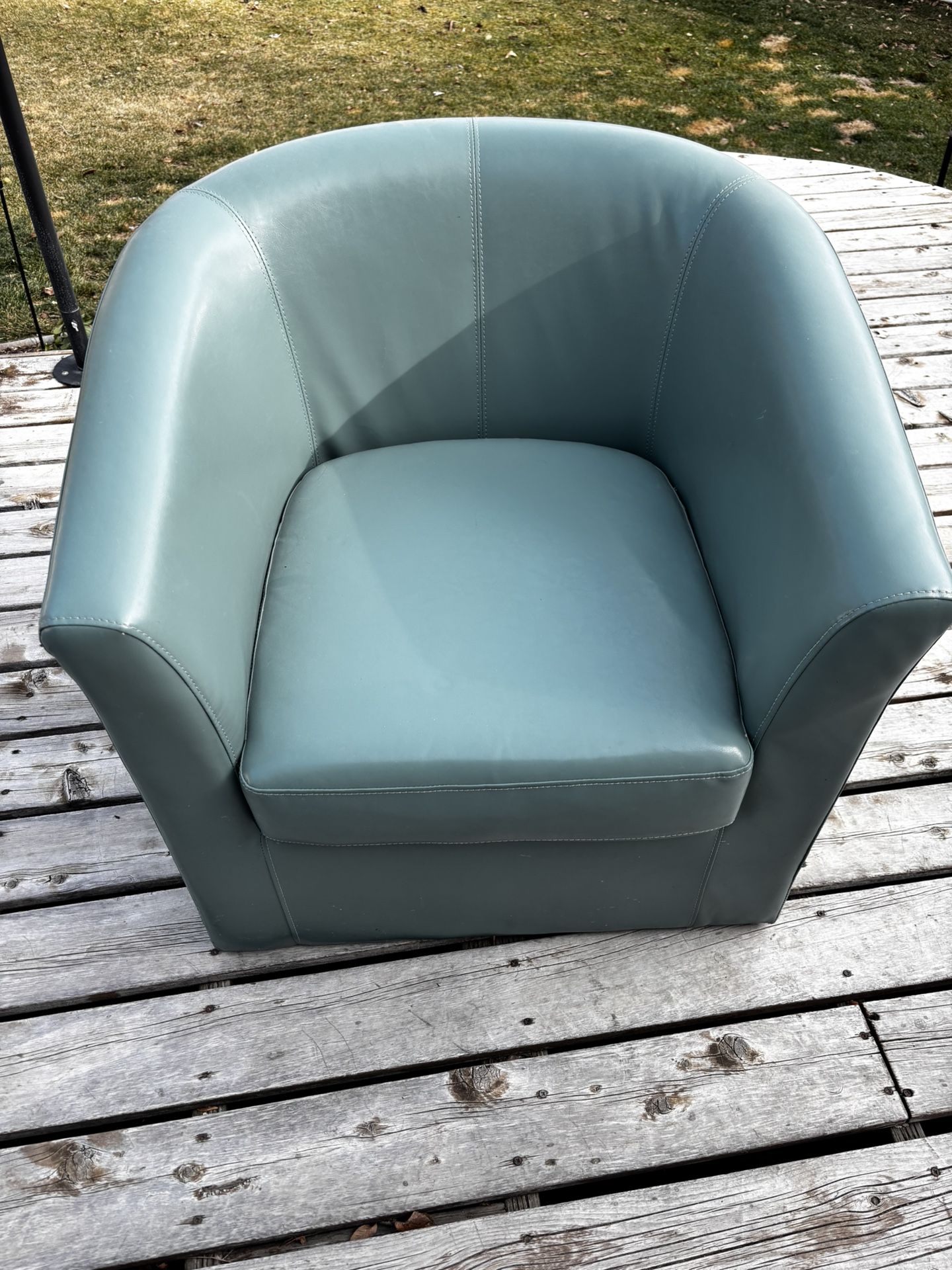 Aqua Blue Barrel Accent Chair. Located in Murray cash/Venmo. Fcfs or hold with Venmo