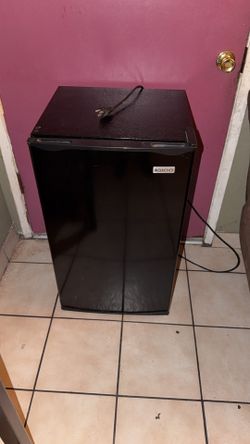 Igloo Mini refrigerator