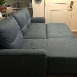 Sofá Cama Con USB  y Baúl Como Nueva $450 