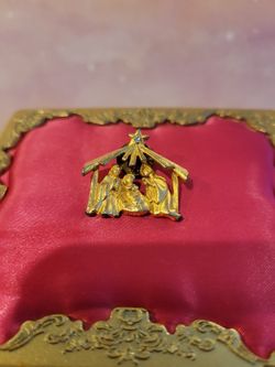 Goldtone Nativity Scene Lapel Pin Mary, Joseph & Baby Jesus Rhinestone Accent Representing  Star F12