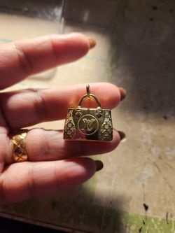 18k Gold LV Pendant 4.0 g .