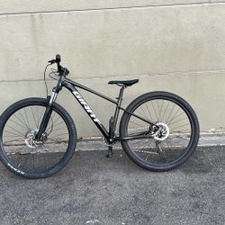 Hardtail Giant brand mountain bike