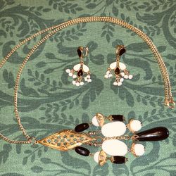 VINTAGE BLACK & WHITE BEADS in GOLD w/ Matching Chandelier Clip On Earrings On 26” Spring Ring Chain As Pendant