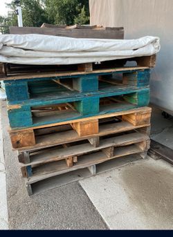 FREE   Empty wood pallets