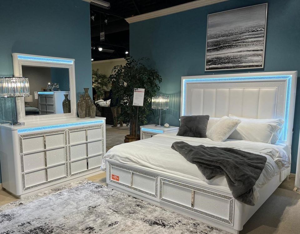 White lacquer finish Queen Bed/Bedroom set w/storage, LED lights, & rhinestones