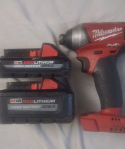 MILWAUKEE DRILL WITH 2 BATTERIES M18 3.0 ah AND M18 8.0 ah