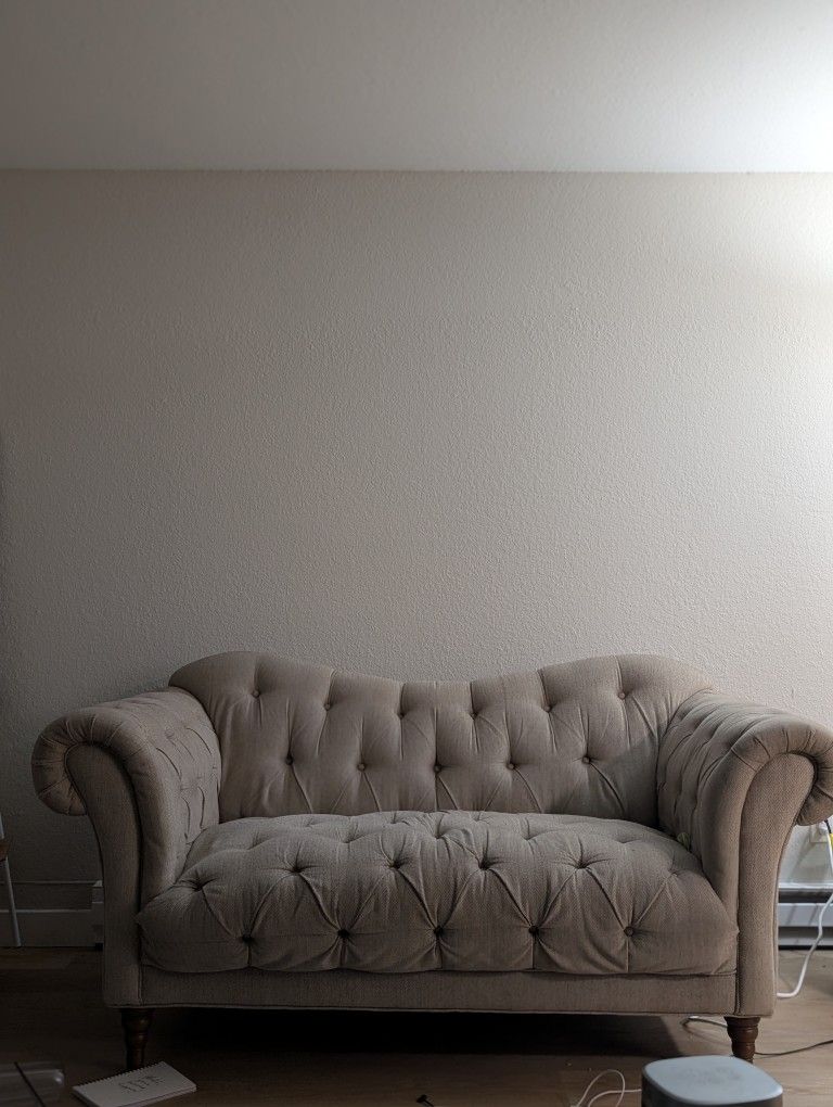 Vintage-Style Tufted Loveseat – Great Condition!
