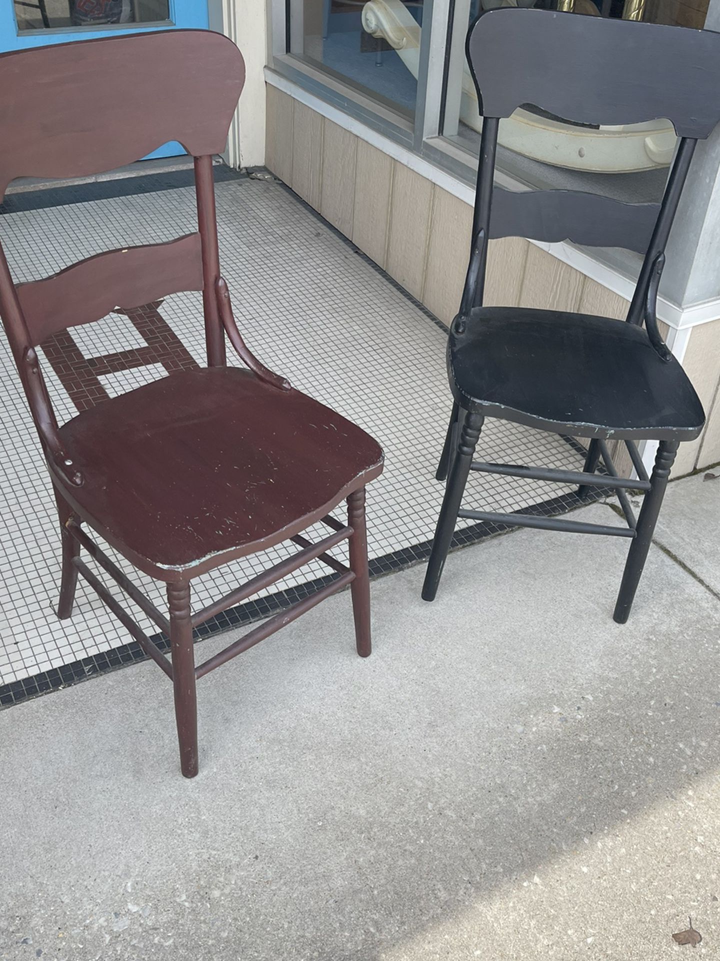 PAIR OF ANTIQUE WOODEN CHAIRS