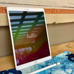 Apple iPad Pro 10.5 with Apple Pencil