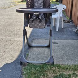 Graco Highchair. Brown. Slightly Used. Good Condition.Has Straps.