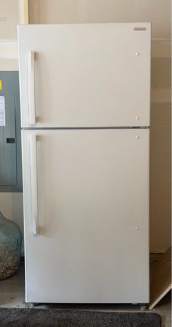 Insignia 18 Cu. Ft. Top-Freezer Refrigerator- White