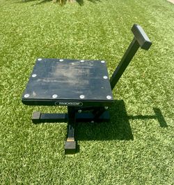 Trackside moto lift stand