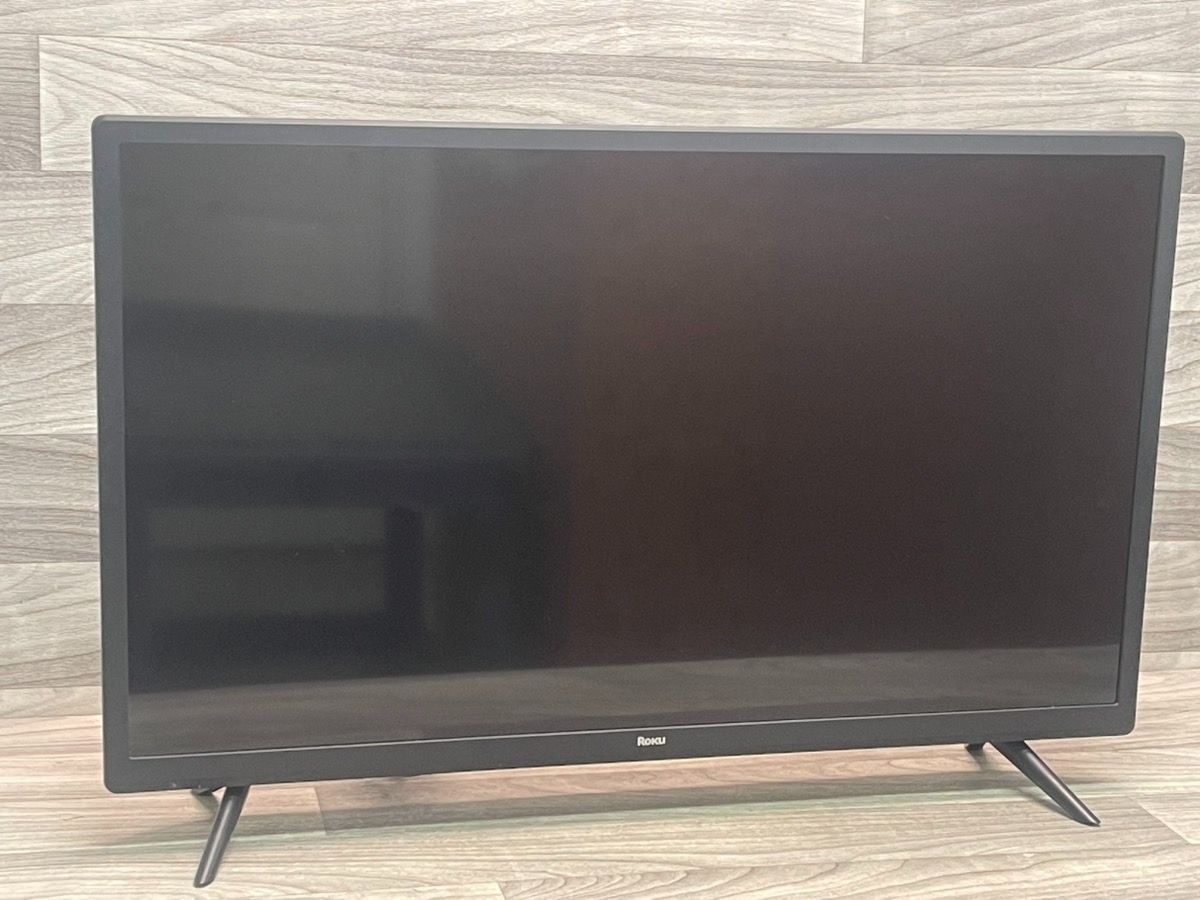 Roku 32" Smart TV (Model 32R2BX) - Includes Remote - Good Condition (A1D025317)