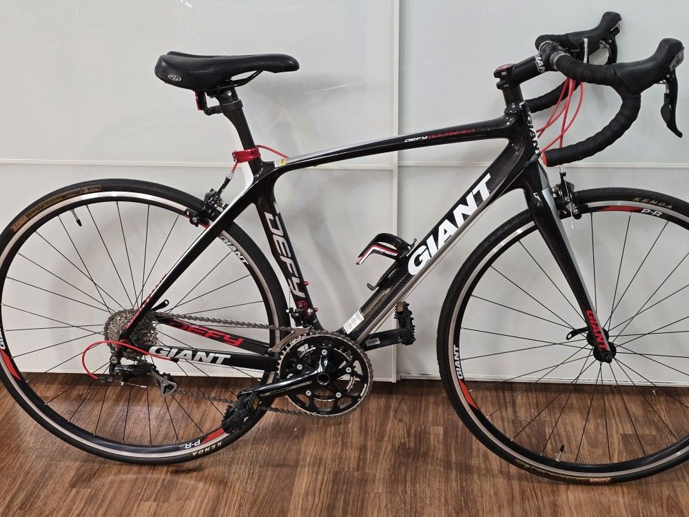 Giant Defy Carbon Fiber Shimano 105 Medium 5'7"-5'11" Road Bike....