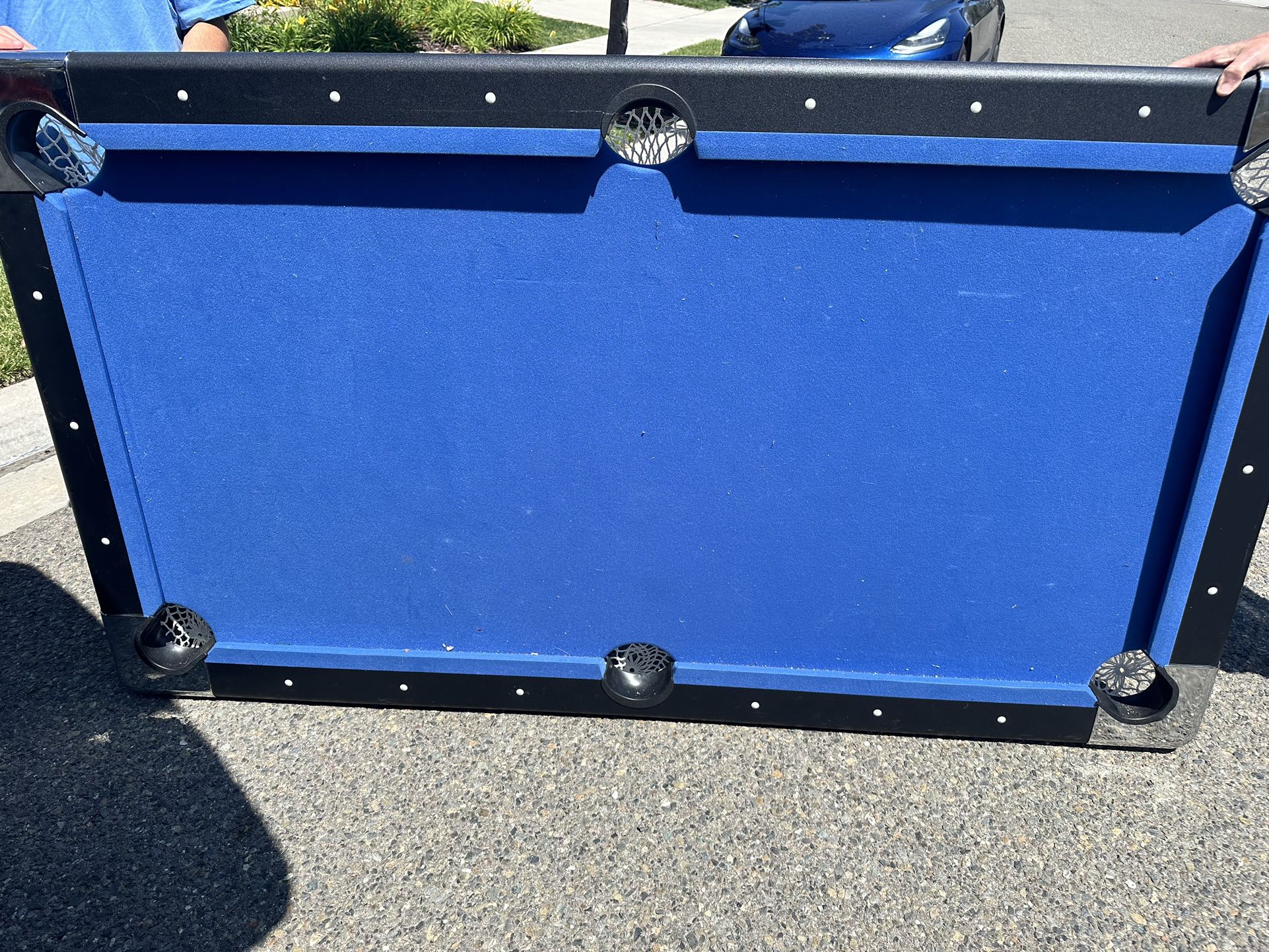 Portable pool table