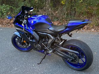 2022 Yamaha R7 motorcycle sport bike Street bike