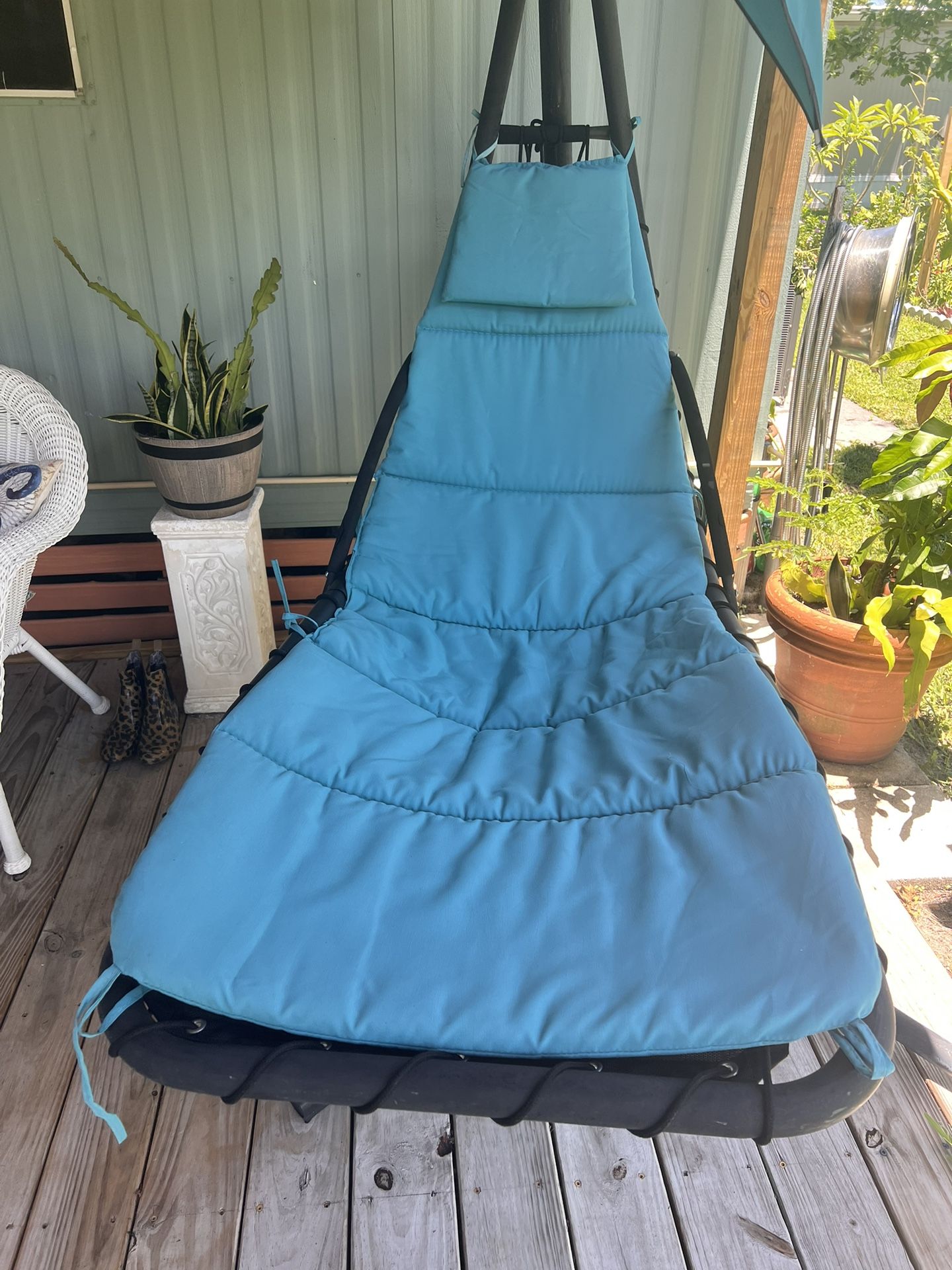 Majestic Hanging Lounge Chair