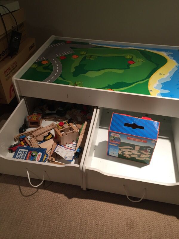 Tren table for kids and extra pieces