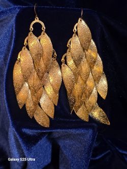 Gold-Tone Leaf Drop Earrings – Statement Style (One Leaf Missing)