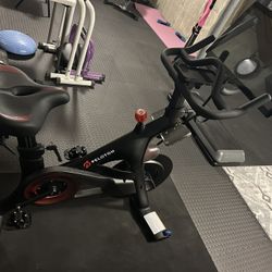Peloton Exercise Bike : Excellent / Like New Condition