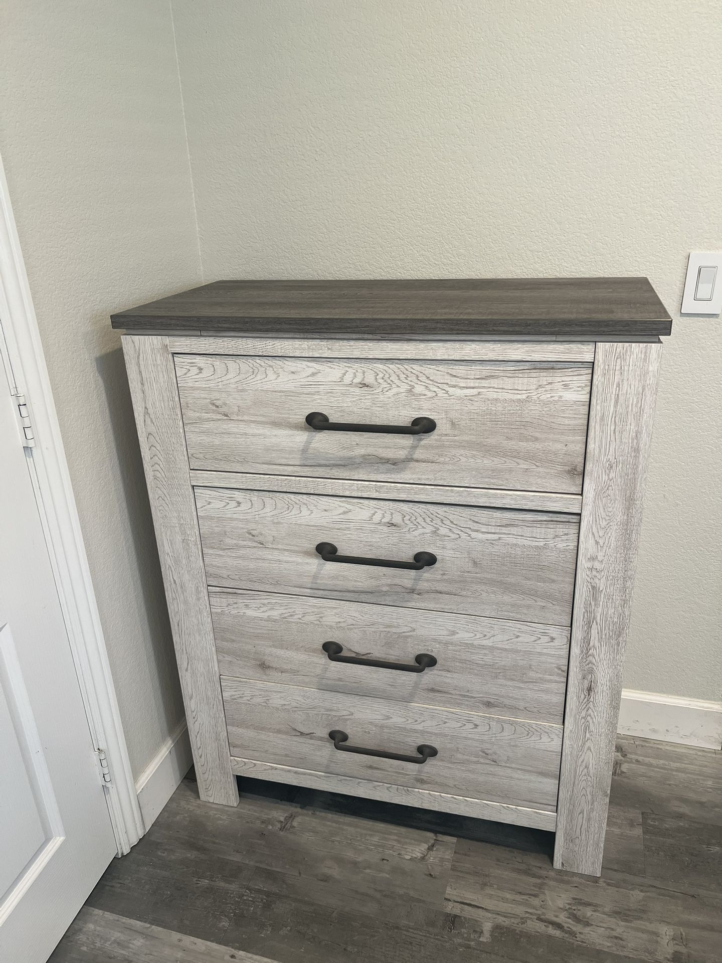 Bedroom Furniture/ Like New