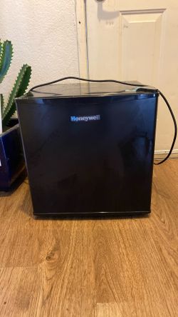 New - Honeywell 1.6 Cubic Feet Freestanding Mini Fridge with Freezer