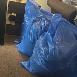 3 bolsas de ropa / 3 bags of clothes/ tv 27”
