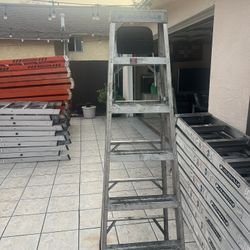 Escalera de 6  pies, Heavy, Duty, nueva, 300 libras 