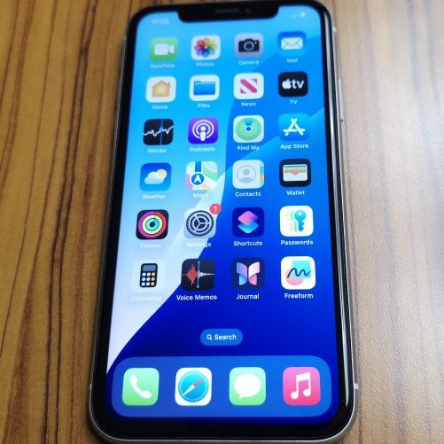 128 GB Unlocked iPhone XR Excellent Condition with 6.1 Inch Screen